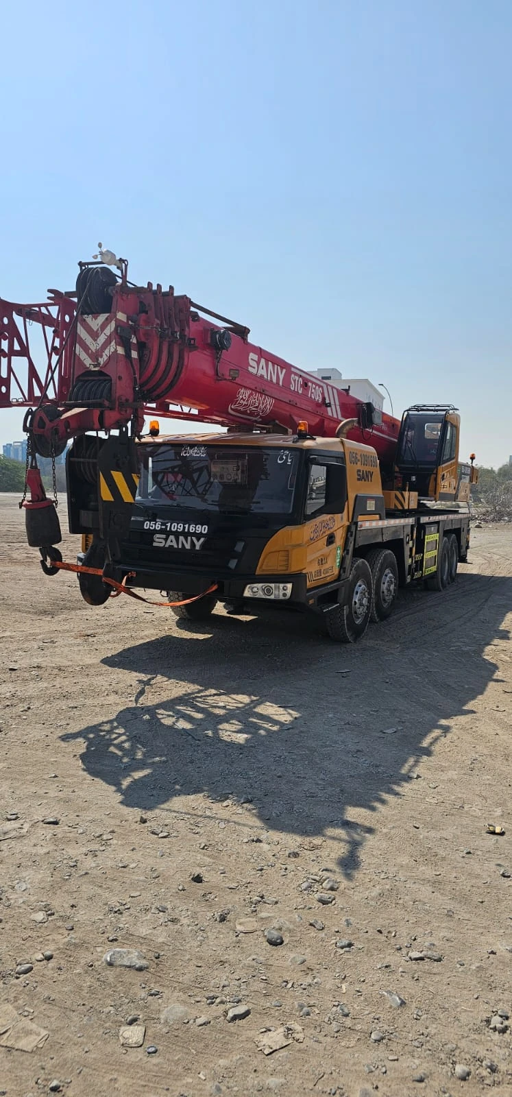 Mobile crane equipment photographed by Abdul Razzaq Transport